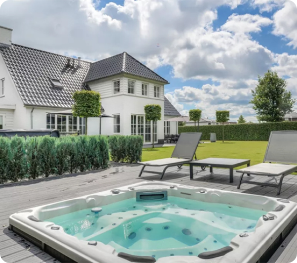 Sun Spa Germany: Whirlpool im Garten mit Haus Banner